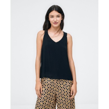 TOP CON CUELLO V Y DETALLE BOTÓN ATRAS.