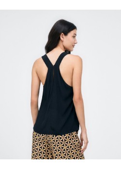 TOP CON CUELLO V Y DETALLE BOTÓN ATRAS. 2