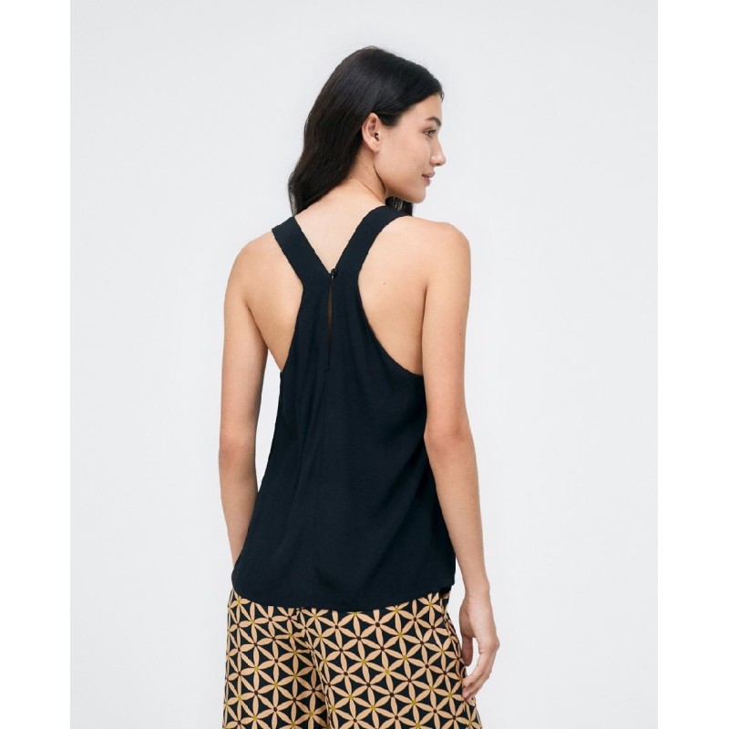 TOP CON CUELLO V Y DETALLE BOTÓN ATRAS.