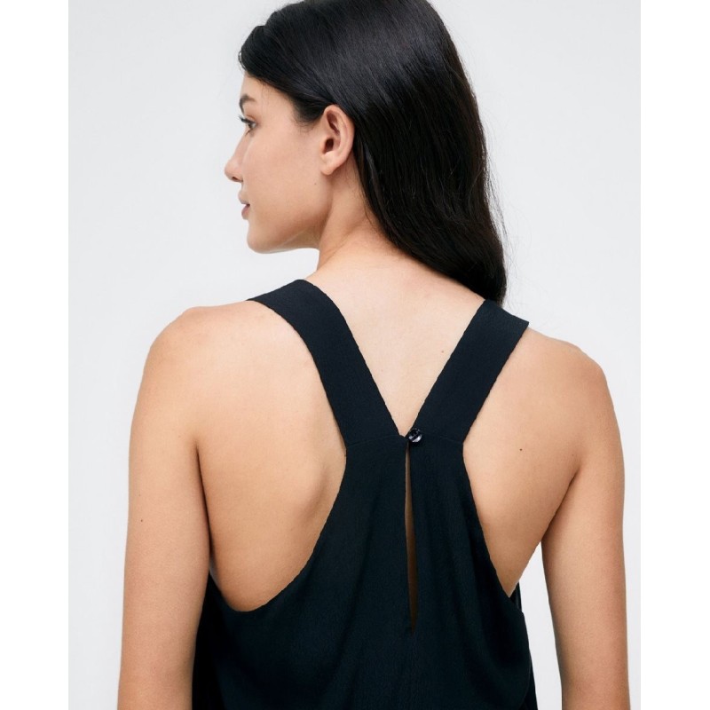 TOP CON CUELLO V Y DETALLE BOTÓN ATRAS.