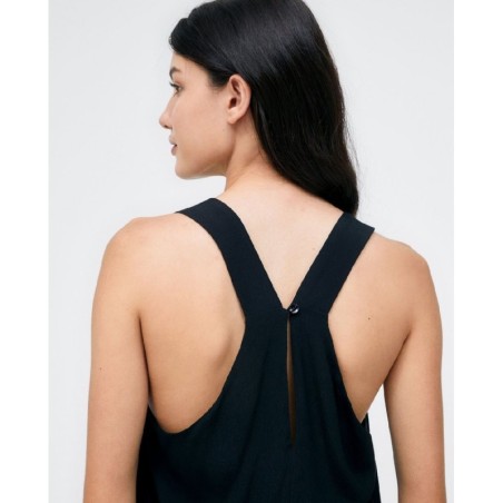 TOP CON CUELLO V Y DETALLE BOTÓN ATRAS.