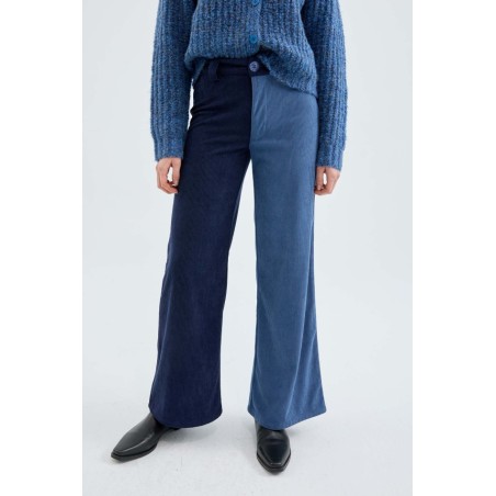 PANTALÓN LARGO EN PANA DE TIRO ALTO BICOLOR.