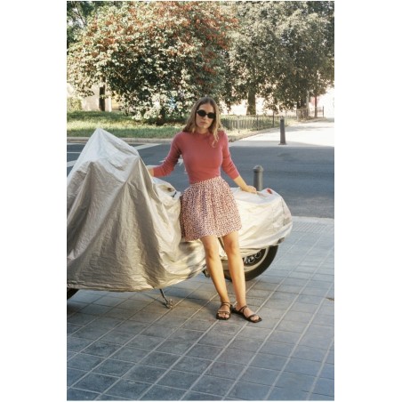 FALDA CORTA PLISADA CON ESTAMPADO DE LUNARES.