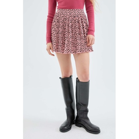 FALDA CORTA PLISADA CON ESTAMPADO DE LUNARES.