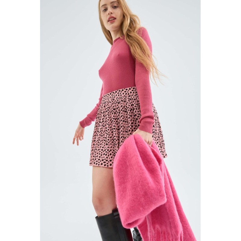 FALDA CORTA PLISADA CON ESTAMPADO DE LUNARES.