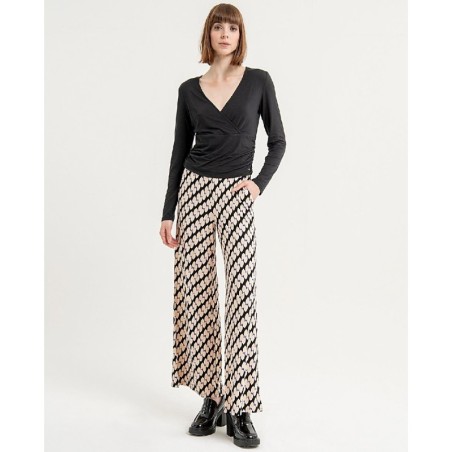 CAMISETA CRUZADA CON BAJO DRAPEADO.