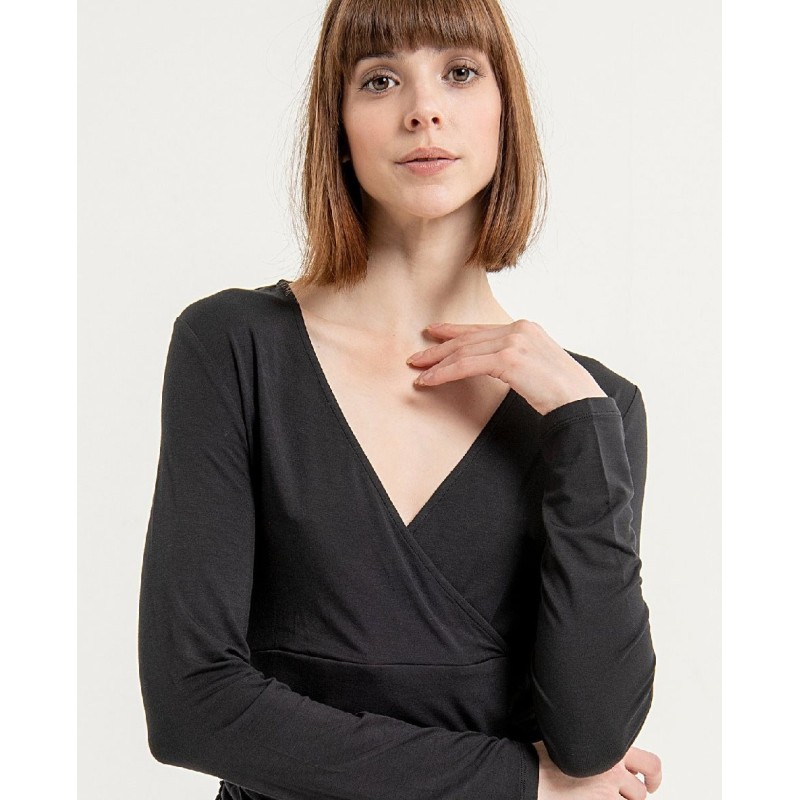 CAMISETA CRUZADA CON BAJO DRAPEADO.