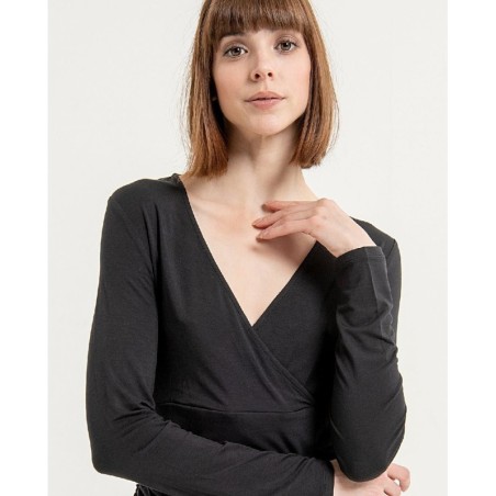 CAMISETA CRUZADA CON BAJO DRAPEADO.