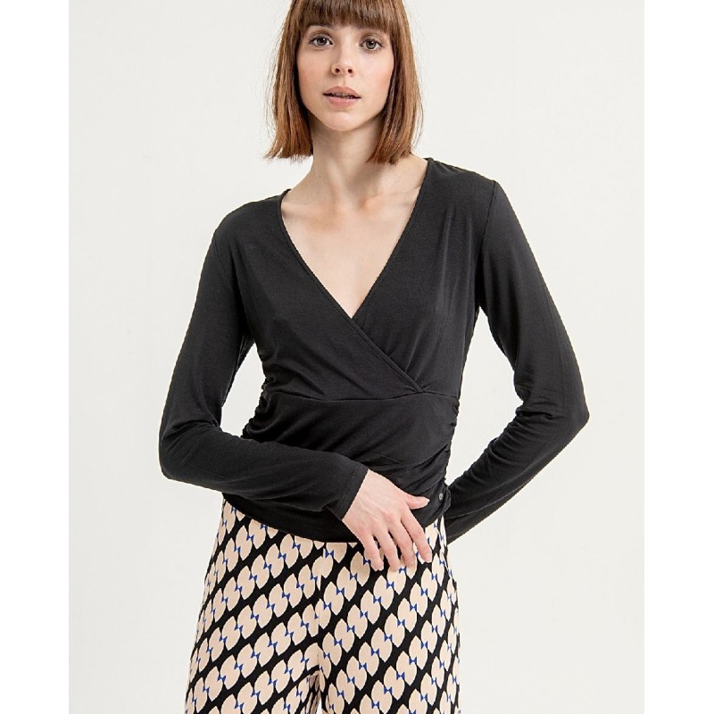 CAMISETA CRUZADA CON BAJO DRAPEADO.