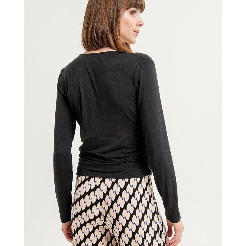 CAMISETA CRUZADA CON BAJO DRAPEADO.