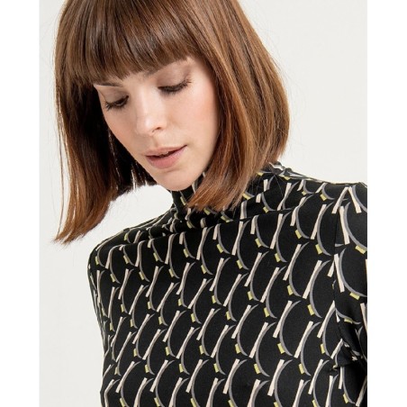 CAMISETA CUELLO ALTO.