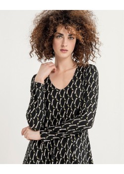 VESTIDO CORTO ENTALLADO ESCOTE EN V. 2