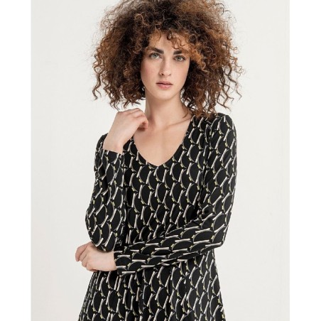 VESTIDO CORTO ENTALLADO ESCOTE EN V.