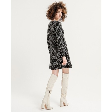 VESTIDO CORTO ENTALLADO ESCOTE EN V.