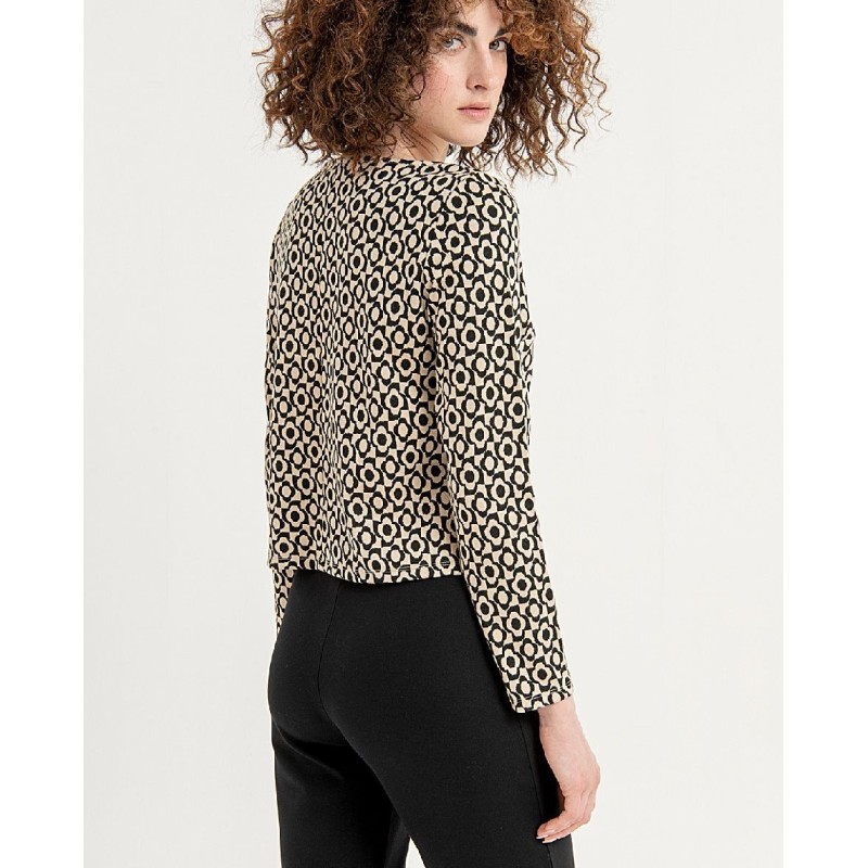 CAMISETA CORTA CON CUELLO BARCO.