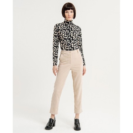 PANTALÓN ESTILO CHINO CON ABERTURA EN LATERAL.