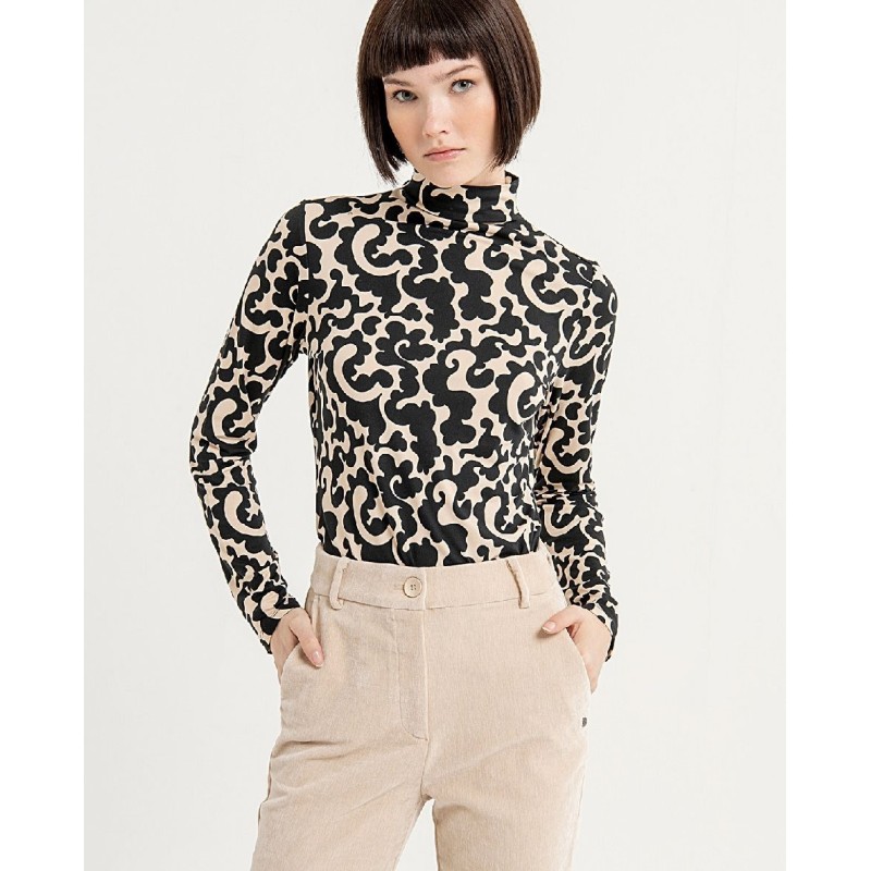 PANTALÓN ESTILO CHINO CON ABERTURA EN LATERAL.