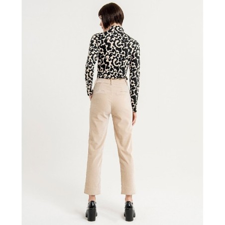 PANTALÓN ESTILO CHINO CON ABERTURA EN LATERAL.