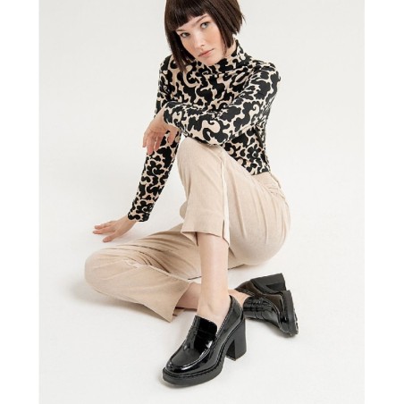 PANTALÓN ESTILO CHINO CON ABERTURA EN LATERAL.