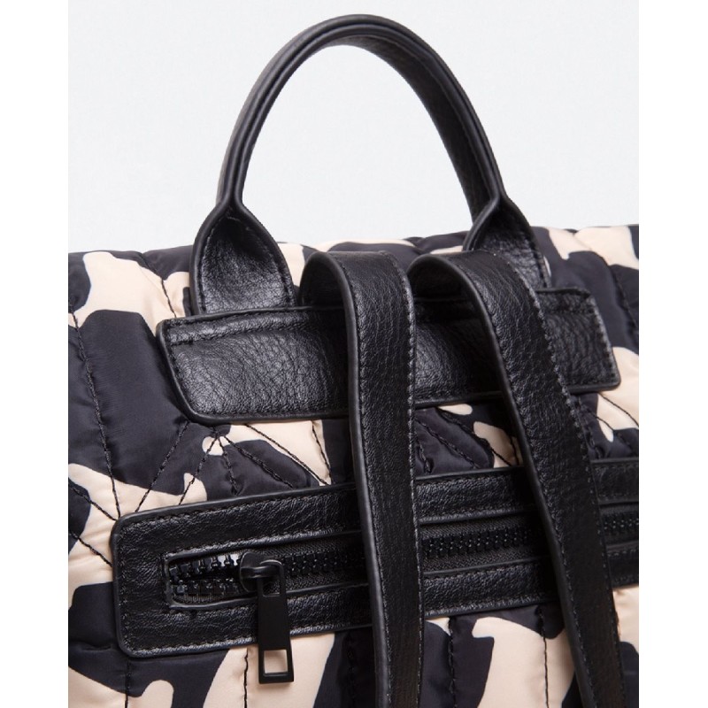 MOCHILA ACOLCHADA ESTAMPADA BICOLOR.