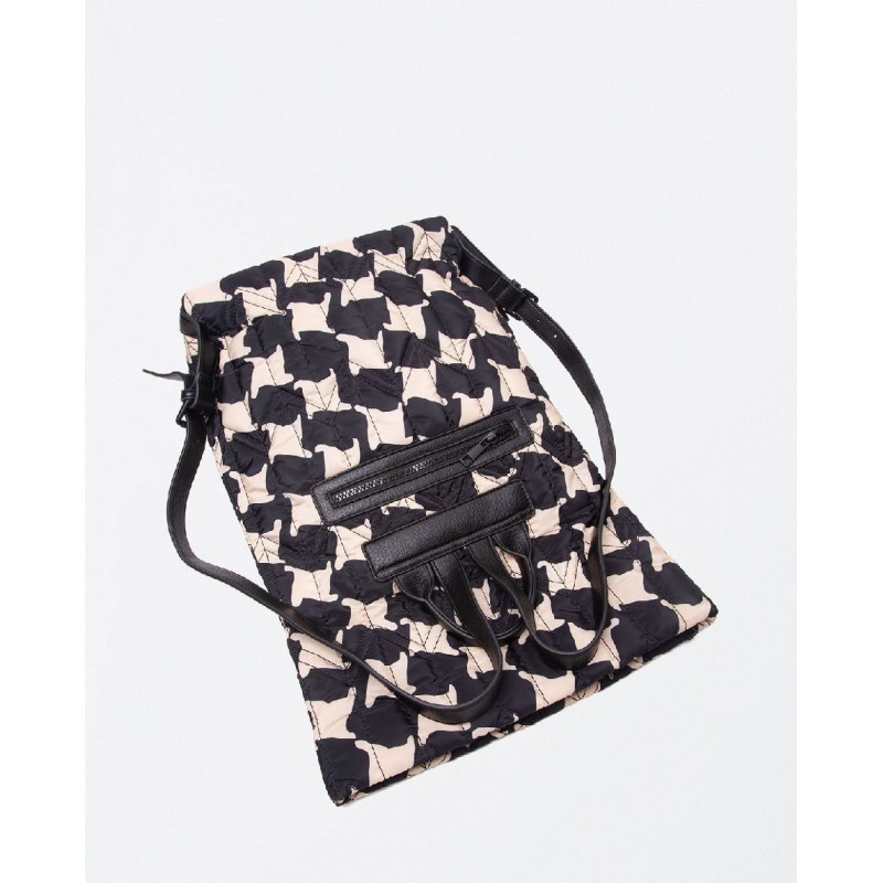 MOCHILA ACOLCHADA ESTAMPADA BICOLOR.