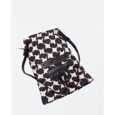 MOCHILA ACOLCHADA ESTAMPADA BICOLOR.