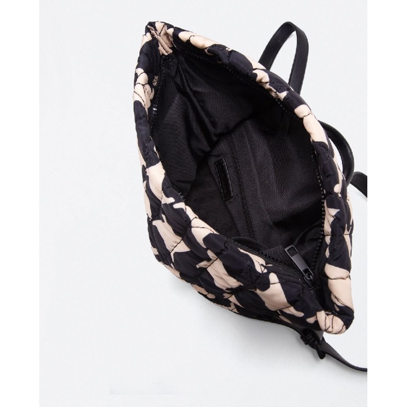 MOCHILA ACOLCHADA ESTAMPADA BICOLOR.