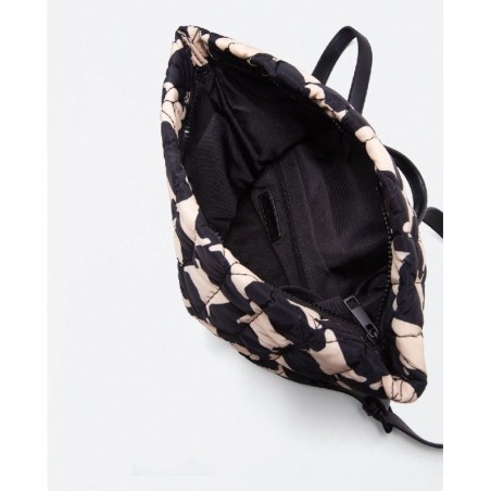 MOCHILA ACOLCHADA ESTAMPADA BICOLOR.