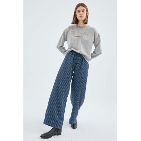 PANTALÓN LARGO ELÁSTICO CON ESTAMPADO DE CUADROS AZULES.
