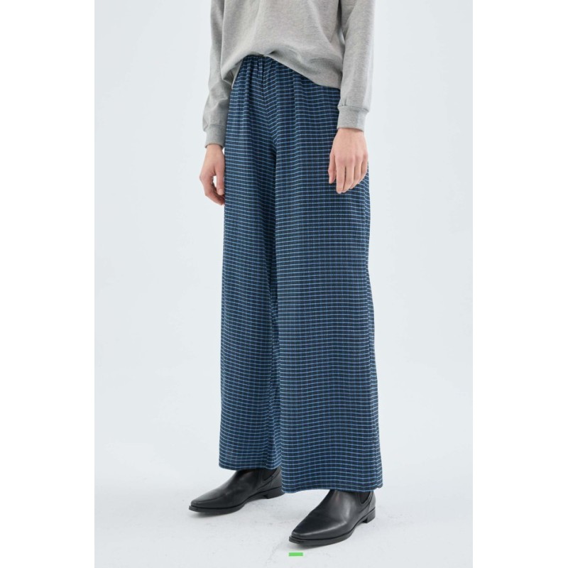 PANTALÓN LARGO ELÁSTICO CON ESTAMPADO DE CUADROS AZULES.