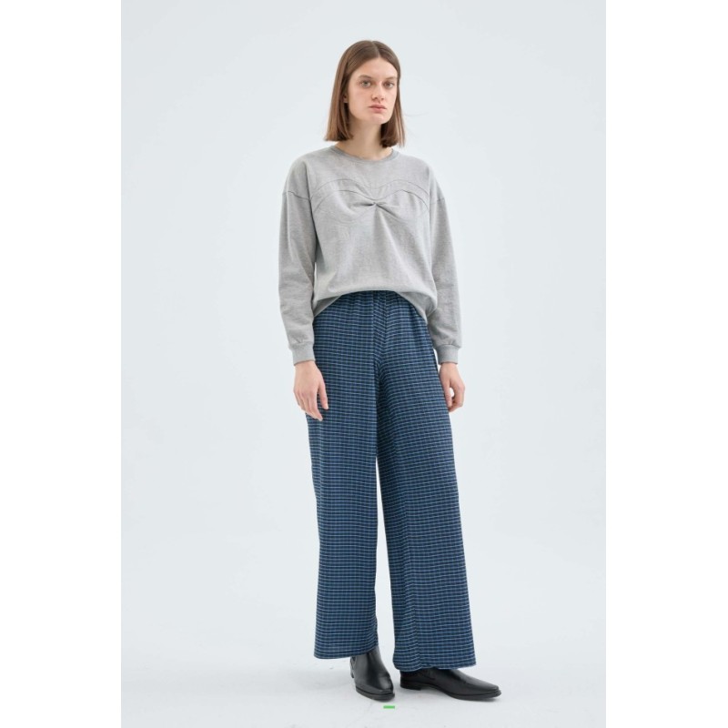 PANTALÓN LARGO ELÁSTICO CON ESTAMPADO DE CUADROS AZULES.