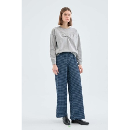 PANTALÓN LARGO ELÁSTICO CON ESTAMPADO DE CUADROS AZULES.