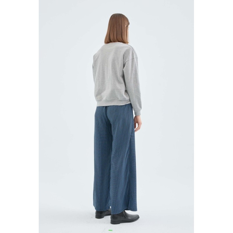 PANTALÓN LARGO ELÁSTICO CON ESTAMPADO DE CUADROS AZULES.