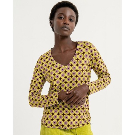 CAMISETA ESTILO OVERSIZE CON ESCOTE EN V,ESTAMPADA.