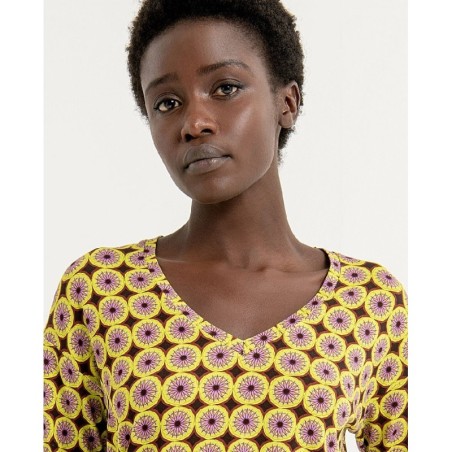 CAMISETA ESTILO OVERSIZE CON ESCOTE EN V,ESTAMPADA.