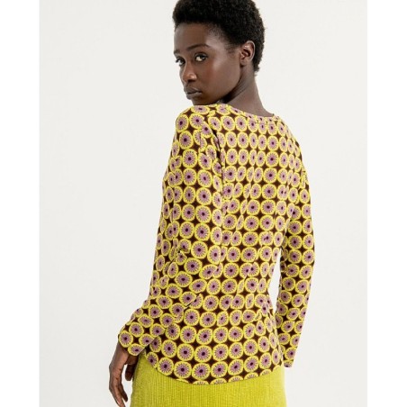 CAMISETA ESTILO OVERSIZE CON ESCOTE EN V,ESTAMPADA.