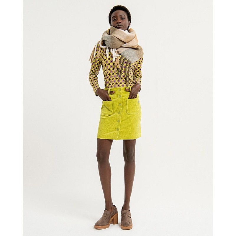 CAMISETA ESTILO OVERSIZE CON ESCOTE EN V,ESTAMPADA.