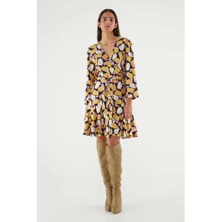 VESTIDO CORTO CRUZADO CON ESTAMPADO DE PERAS.