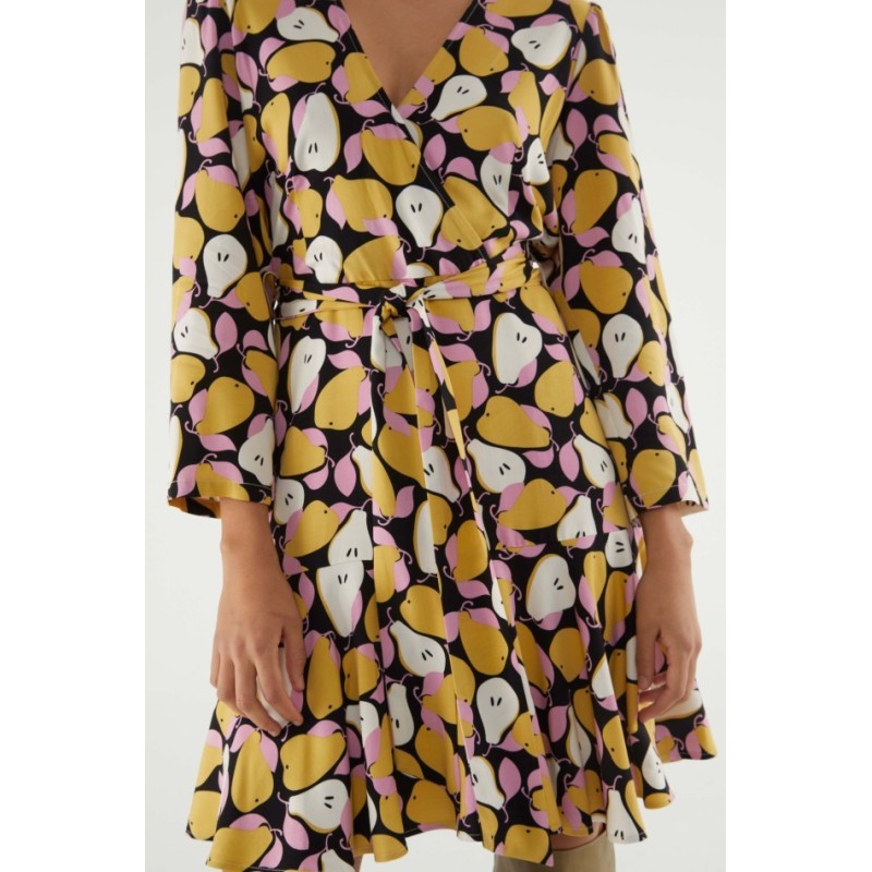 VESTIDO CORTO CRUZADO CON ESTAMPADO DE PERAS.