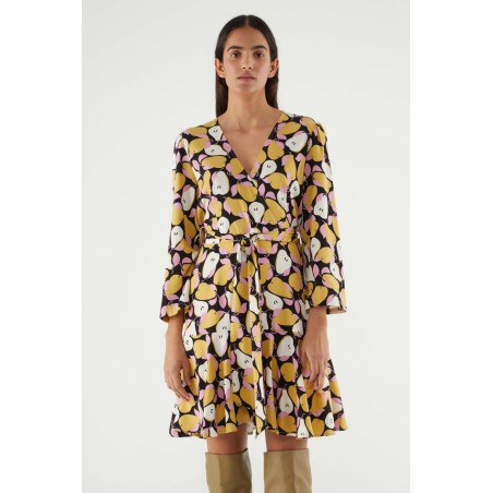 VESTIDO CORTO CRUZADO CON ESTAMPADO DE PERAS.