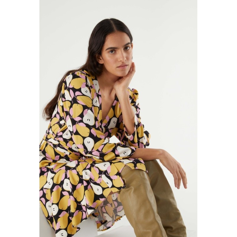 VESTIDO CORTO CRUZADO CON ESTAMPADO DE PERAS.