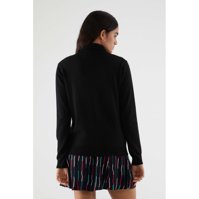 JERSEY DE PUNTO FINO CON CUELLO ALTO.