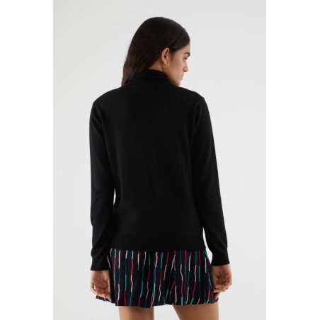 JERSEY DE PUNTO FINO CON CUELLO ALTO.