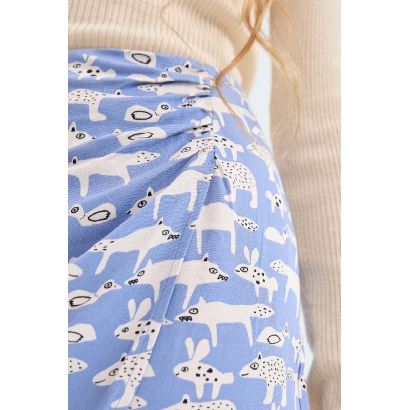 FALDA CORTA CRUZADA CON ESTAMPADO DE ANIMALES.