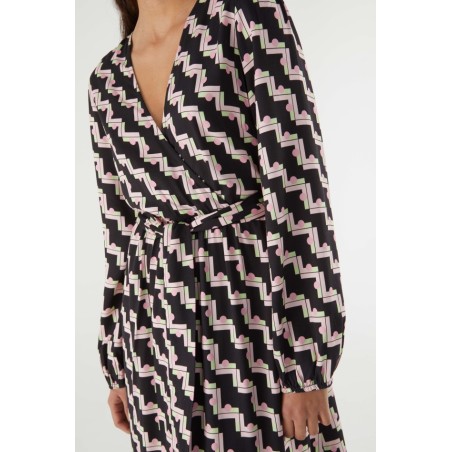 VESTIDO MIDI CRUZADO CON ESTAMPADO GEÓMETRICO NEGRO.