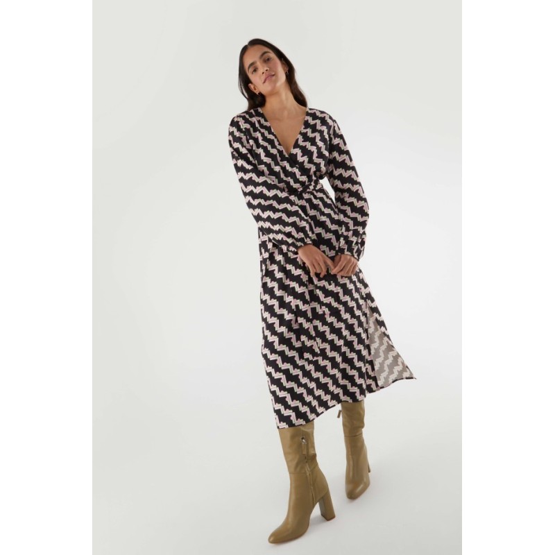 VESTIDO MIDI CRUZADO CON ESTAMPADO GEÓMETRICO NEGRO.