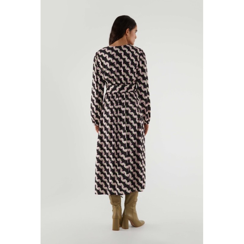 VESTIDO MIDI CRUZADO CON ESTAMPADO GEÓMETRICO NEGRO.