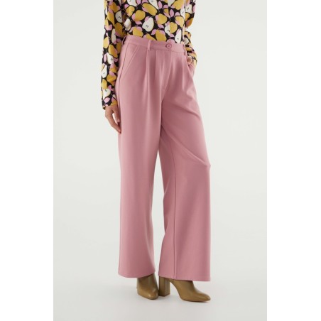 PANTALÓN DE VESTIR CON PINZAS.