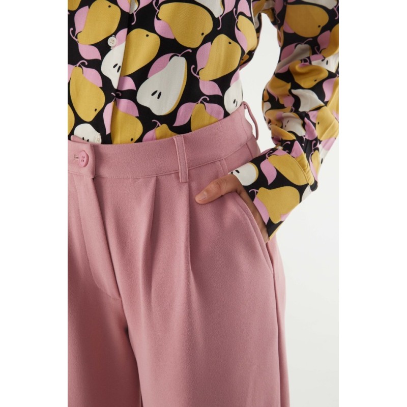 PANTALÓN DE VESTIR CON PINZAS.