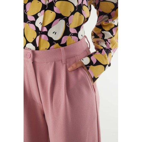 PANTALÓN DE VESTIR CON PINZAS.